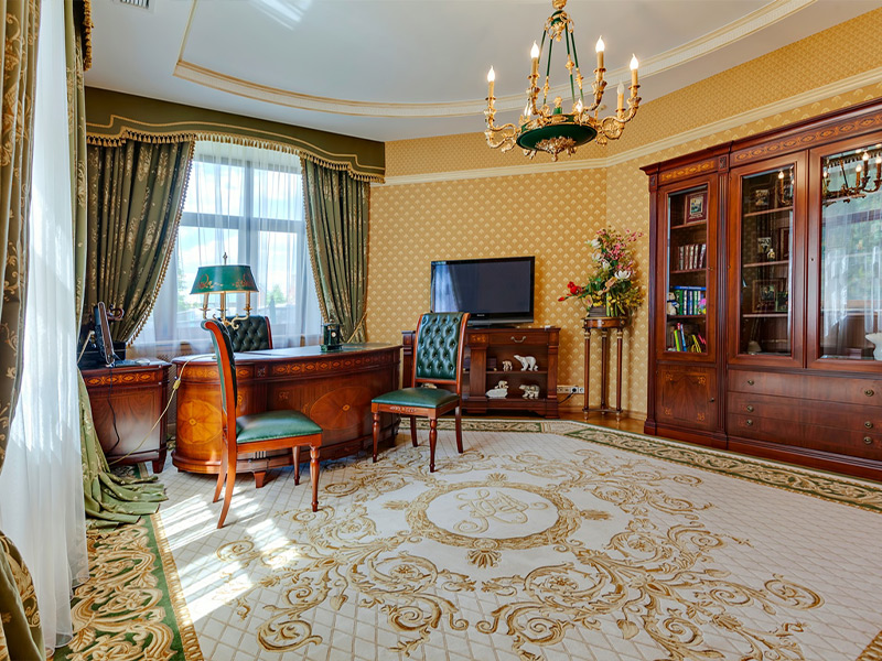 Белый ковер в кабинете